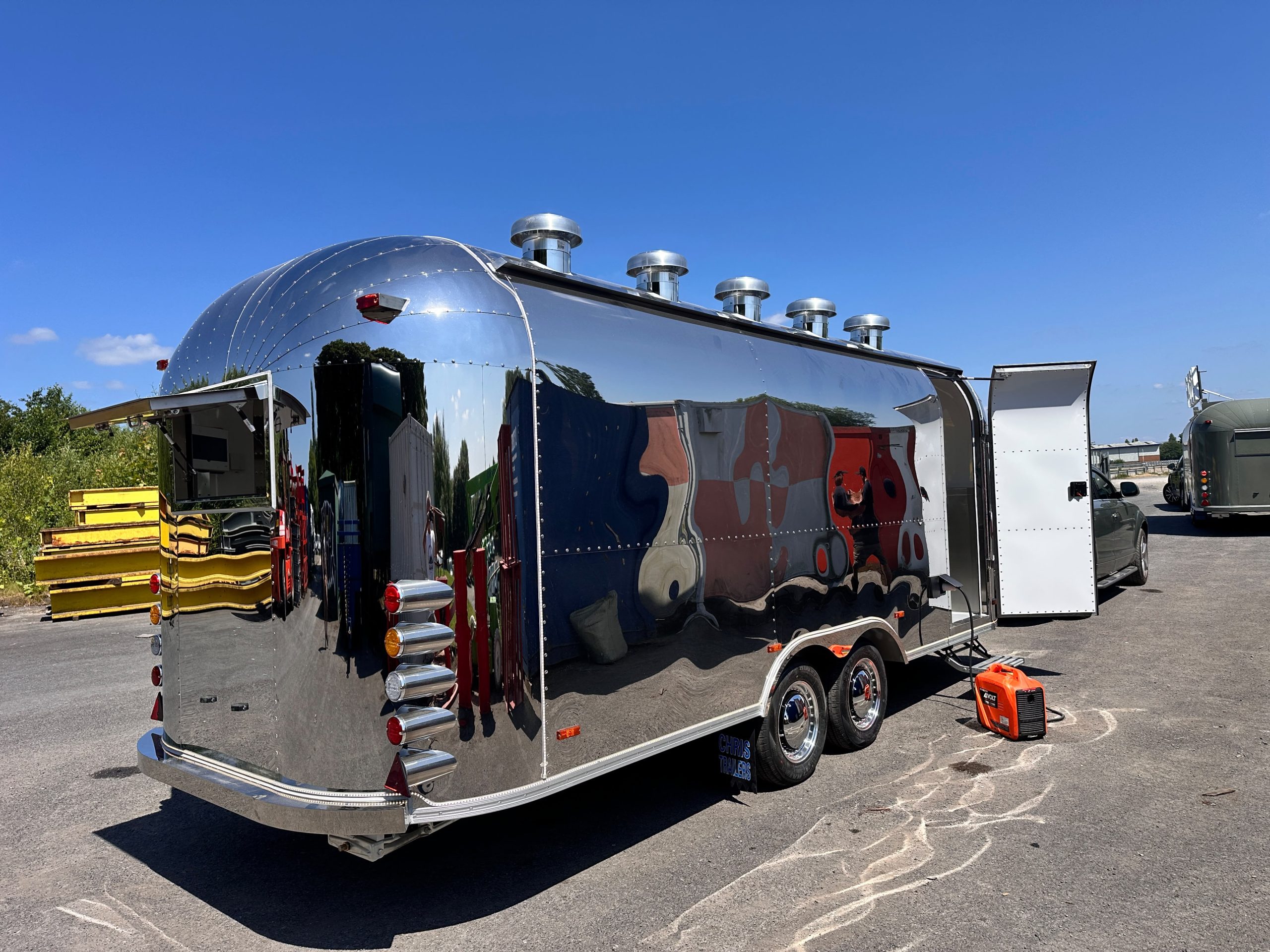 6.0m Stainless Steel Airstream — Fridge & Extraction - Image 10