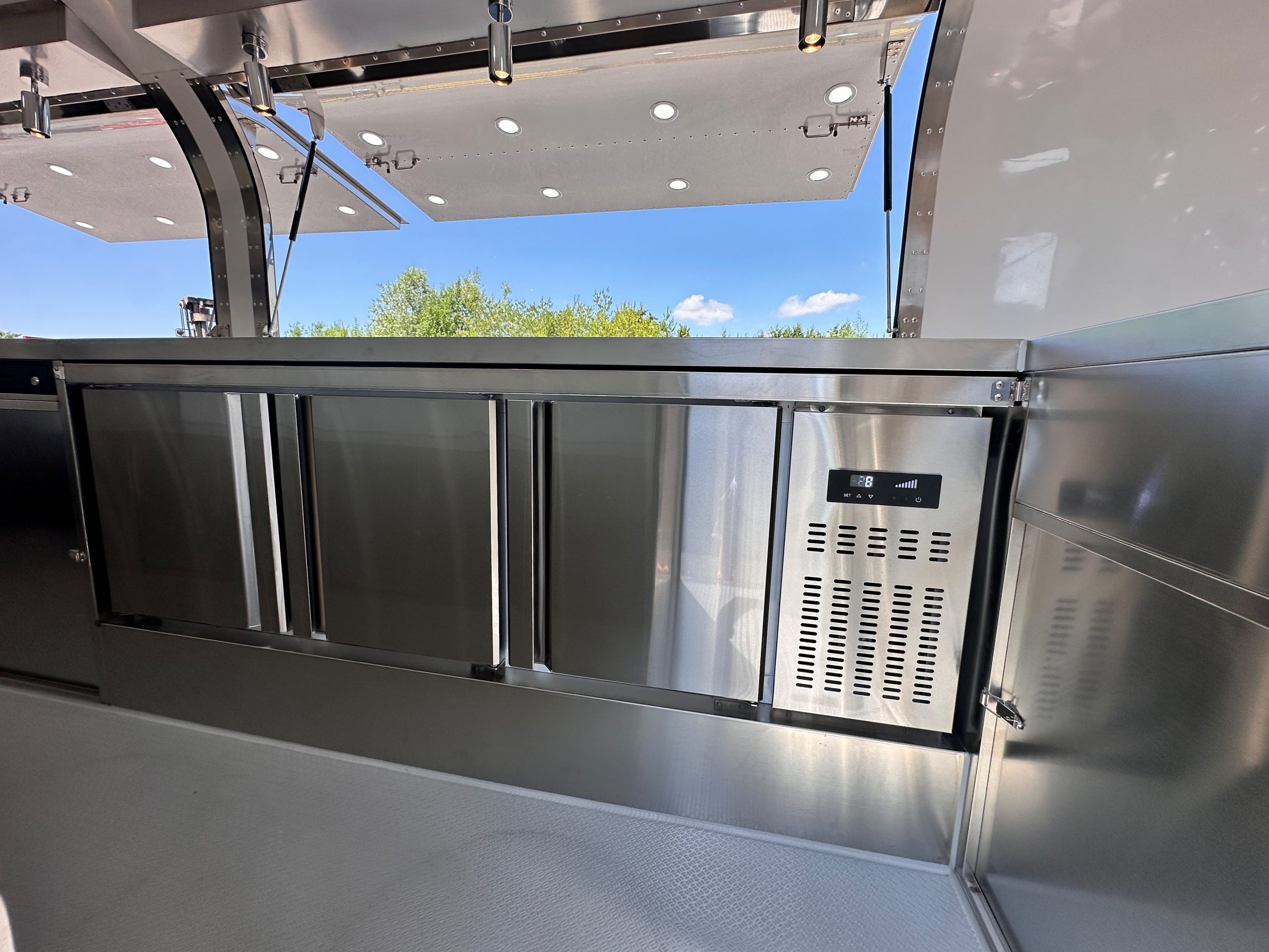 6.0m Stainless Steel Airstream — Fridge & Extraction - Image 7